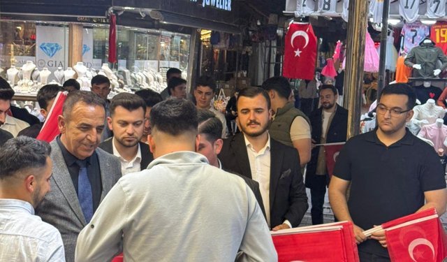 23 Nisan'da Bayrak Dağıttılar