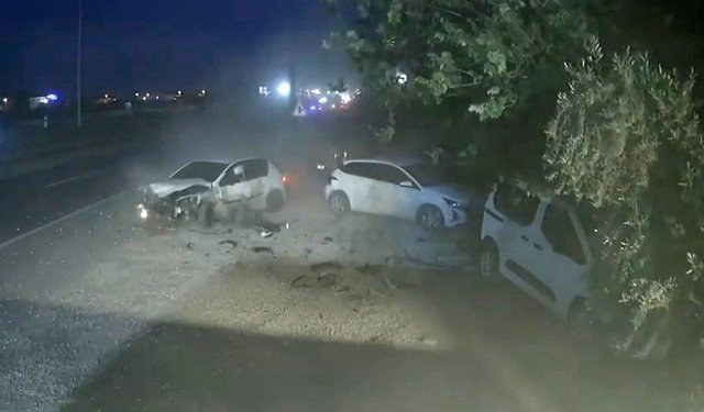 Kontrolden Çıkan Otomobil Araçları Hurdaya Çevirdi