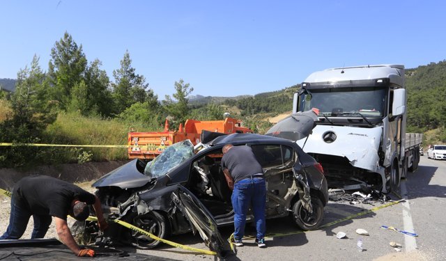 Mermer Yüklü Tırla Çarpışan Otomobildeki Çift Hayatını Kaybetti