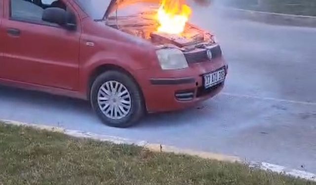 Seyir Halindeki Otomobil Yandı, Vatandaşlar Yardıma Koştu