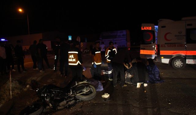 Çöp Kamyonuyla Çarpışan 2 Genç Hayatını Kaybetti