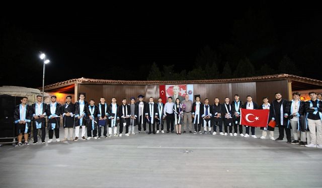 59 Erkek Öğrenci Arasında Tek Kız Olarak Mezun Oldu