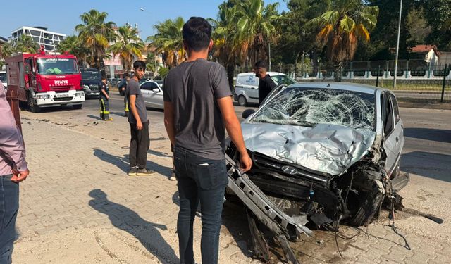Kontrolden Çıkan Otomobil Bariyerlere Çarptı