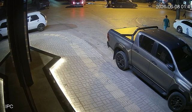 Kazada Savrulan Motosiklettekiler Bagaja Çarptı