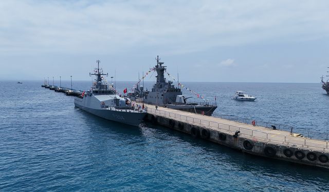 Alanya Limanı'nda Savaş Gemilerine Yoğun İlgi