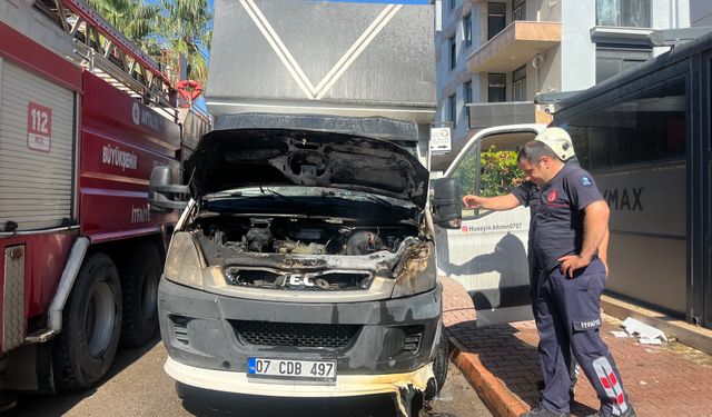 Park Halindeki Nakliye Kamyonunda Motor Yangını
