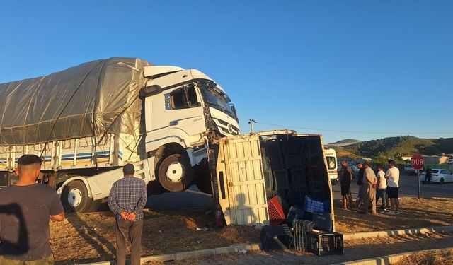 Manavgat’ta tır ile kamyonet çarpıştı