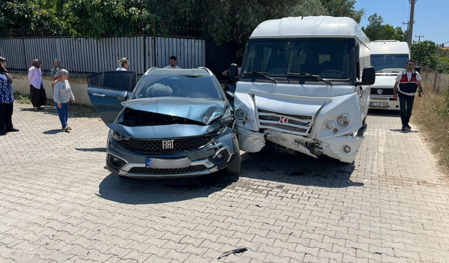 Antalya’da Okul Servisi Otomobille Çarpıştı