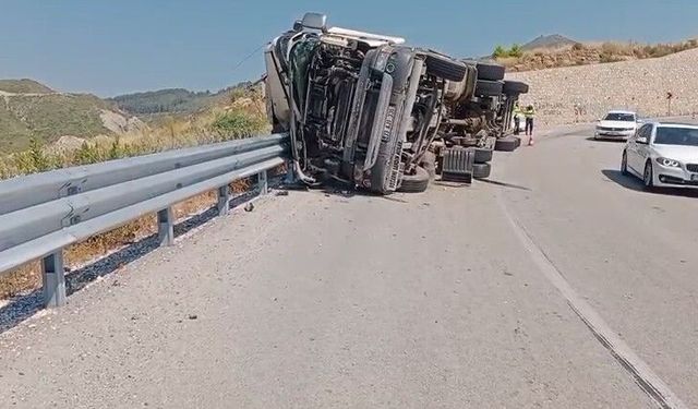 Antalya-Konya yolunda tır devrildi