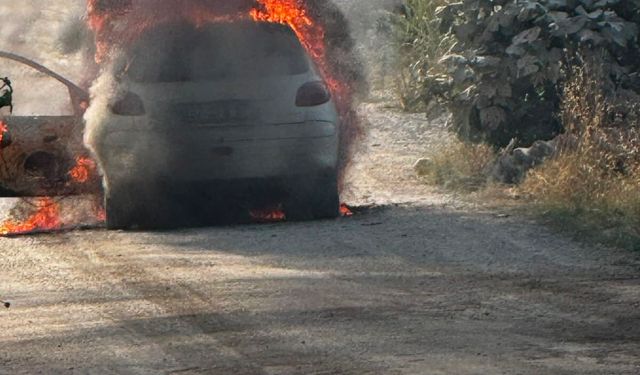 Antalya'da seyir halindeki otomobil alev topuna döndü
