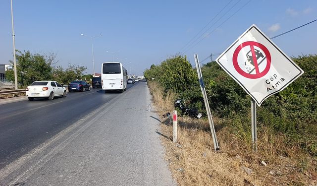 Tabelaya çarpan motosikletliyi kask kurtardı