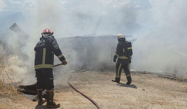 İnşaat malzemelerinin bulunduğu baraka yandı