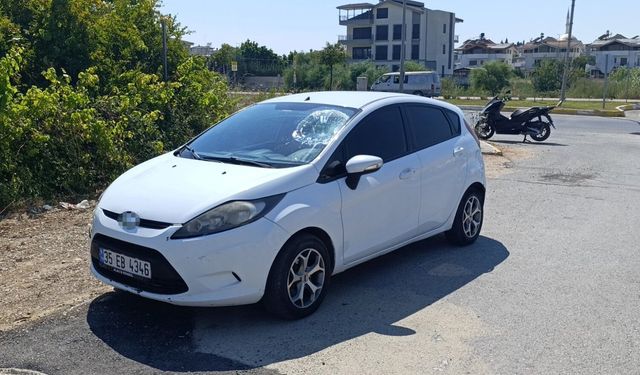 Motosikletli öfkesini otomobilin camından çıkardı