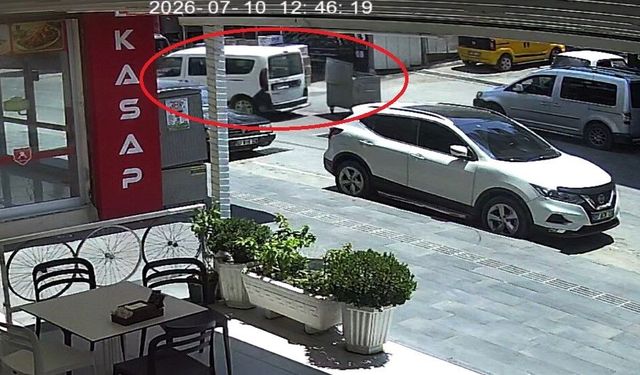 Kontrolden çıkan çöp konteyner araca çarptı