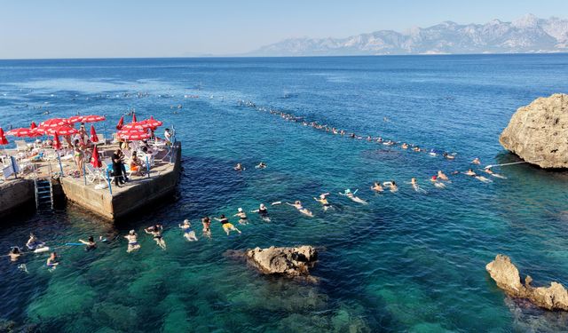 Akdeniz'in berrak sularında falez manzaralı su cimnastiği