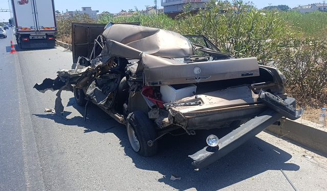 Kamyonun çarptığı araba hurdaya döndü
