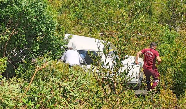 Kontrolden çıkan otomobil şarampole uçtu