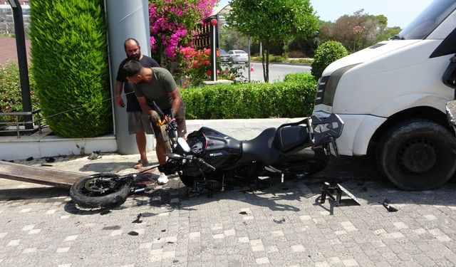 Tur midibüsüyle çarpışan motosiklettekiler yola savruldu
