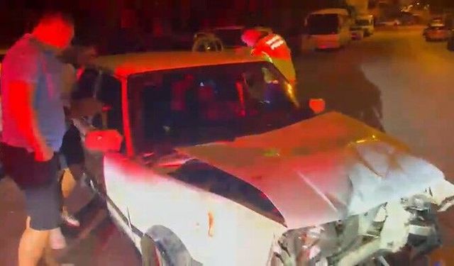 Alkollü sürücü park halindeki araçlara çarptı