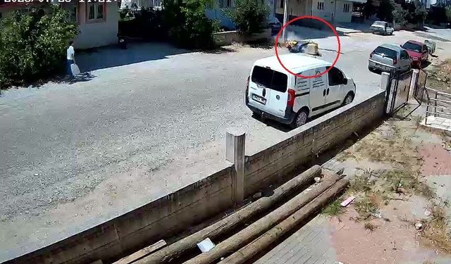 Sıcaktan etkilenen postacı direğe çarptı