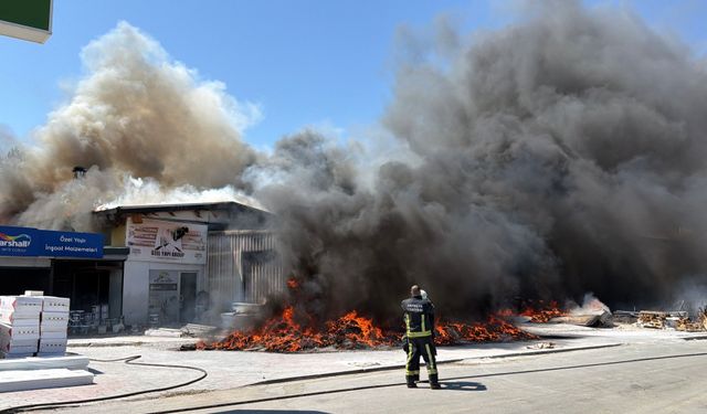 Gazipaşa’da inşaat malzemeleri deposunda yangın