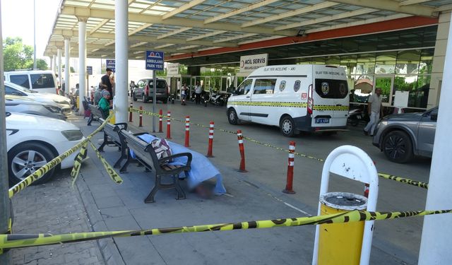 Hastane çevresinde yaşayan evsiz şahıs bankta ölü bulundu