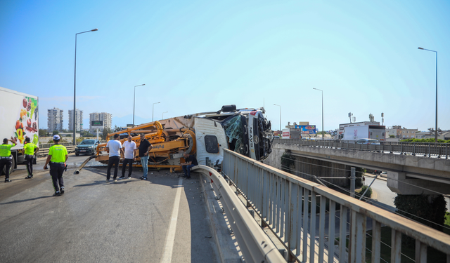 Beton pompası kamyonu, üst geçitte asılı kaldı