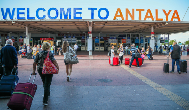 Antalya'ya 6 ayda hava yoluyla 5 milyon 574 bin 375 turist geldi