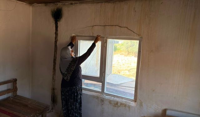 Antalya'da hortumun evsiz bıraktığı aile korkudan eve giremiyor