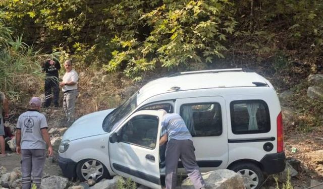 Alanya’da araç şarampole yuvarlandı
