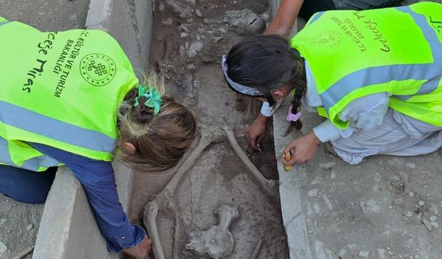 Aspendos'ta 2 bin 400 yıllık güreşçi mezarı keşfedildi