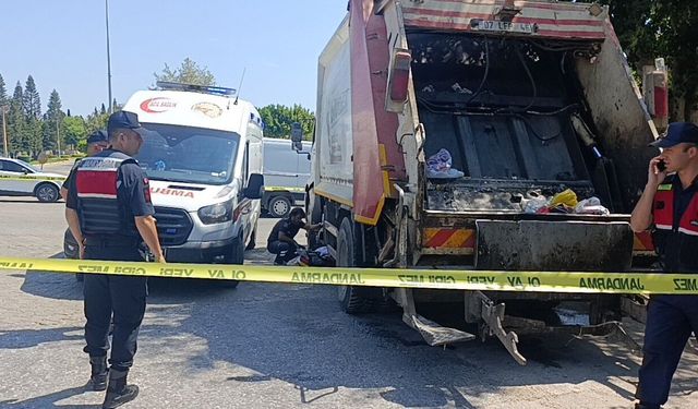 Görev yaptığı çöp kamyonunun altında kaldı, hayatını kaybetti