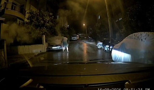Dumanı fark etti, yangın tüpünü kapıp aracı kurtardı
