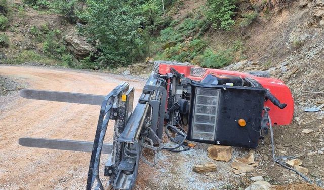 Gazipaşa’da forklift devrildi: Sürücü altında kaldı