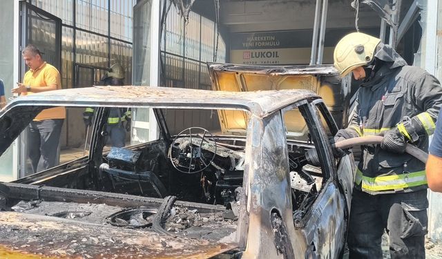 Otomobil küle döndü, alevler iş yerine zarar verdi