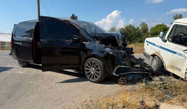 Serik'te VIP minibüs ile kamyonet çarpıştı