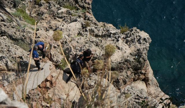 Falezlerin altındaki kayalıklara çıktı, ekipler harekete geçti