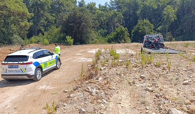 Denetimi görünce motosikletini ormanlık alana bırakıp kaçtı