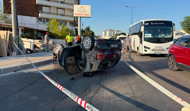 Refüje çarpan otomobil takla attı