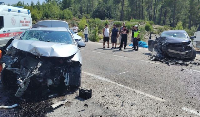 Antalya'da otomobiller çarpıştı: 1 ölü, 3 yaralı