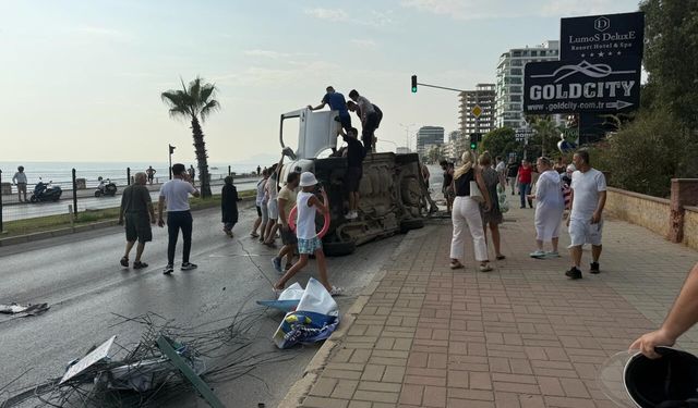 Bisiklete çarpmamak için manevra yaptı, devrildi