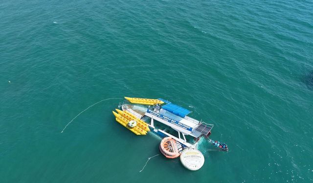 Antalya'da boş tur teknesi batma tehlikesi geçirdi