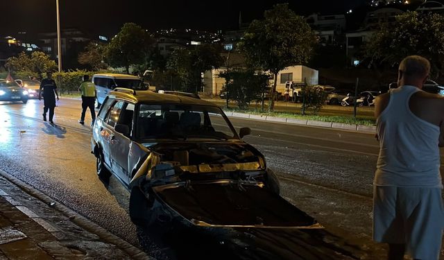 Kontrolden çıkan otomobil galerideki araçlara çarptı
