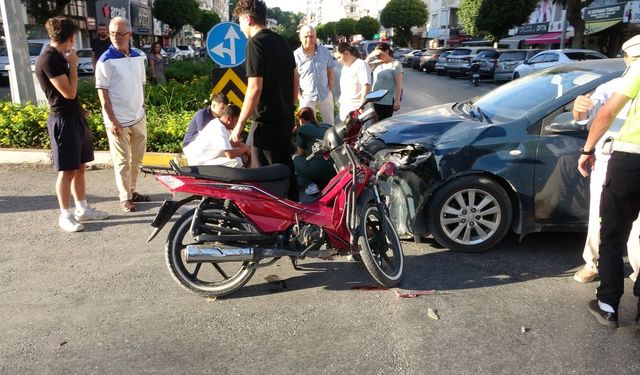 Manavgat’ta otomobil ile motosiklet çarpıştı