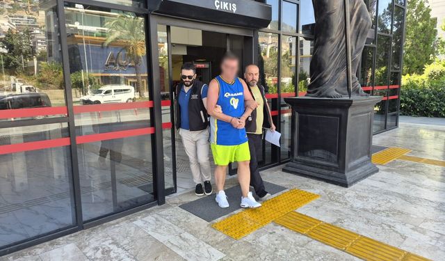 Alanya'da Türk bayrağına tüküren İngiliz turist tutuklandı