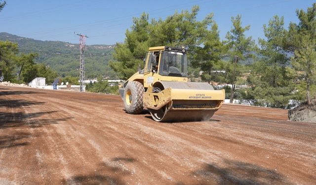 Kaş’ın üç mahallesini bağlayan 16 kilometrelik yol asfaltlanıyor