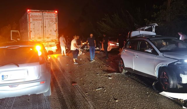 4 aracın karıştığı kazada ortalık savaş alanına döndü