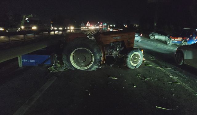 Otomobil traktöre arkadan çarptı: 2 ağır yaralı