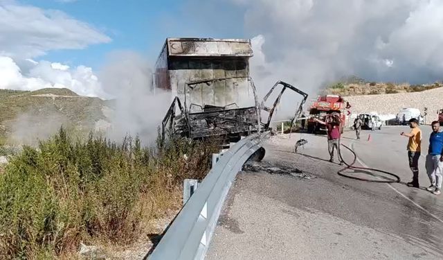 Bariyerlere çarpan kamyon yandı: Sürücü yaralı kurtuldu