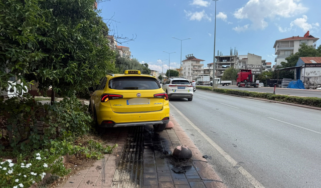 Serik’te kavşakta kaza: Mahalleli önlem bekliyor